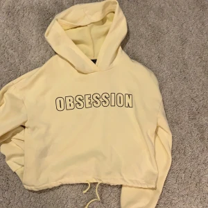 hoddie - en gul mjuk hoddie från Gina. Säljer på grund av aldrig använd. I storlek S, passar i storlekar under och över