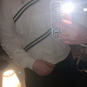 Tommy hilfigher hoodie vit - Jätte bra skick inga hål eller fläckar dock lite tunn men ändå jätte mysig. Märket är tommyhilfigher o kommer ifrån Kidsbrandstore, storlek M