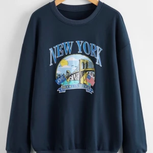 Oversized sweatshirt  - Oversized sweatshirt köpt för 329 kronor. Säljer nu för 150 + frakt. Fint material och nästan som ny! Budgivning i kommentarerna! 