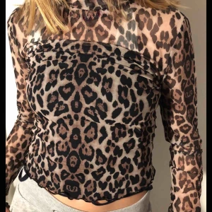  - Genomskinlig tröja med leopard mönster. Passar även till storlek M. Köparen står för frakten❣️