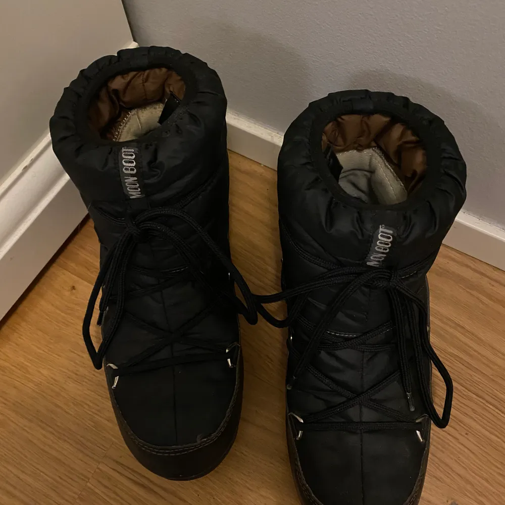 Ett par super bra vinterskor från märket moon boots, inköpta förra året för 1400 kr. Varma, sköna att gå i och står emot vatten bra. Bra kvalite och skorna är i fint skick. Köparen står för frakt😊. Skor.