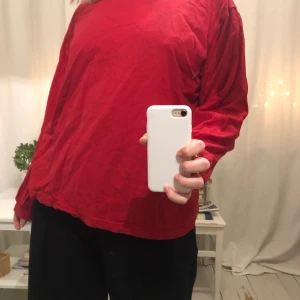 Polotröja - Säljer en röd polotröja som är köpt secondhand, tröjan är i storleken XL och sitter snyggt oversized på mig som brukar ha S/M i tröjor. Den är i mycket bra skick använd en tiotal gånger☺️