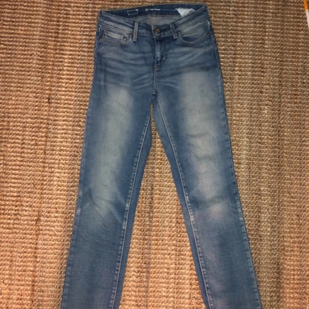 Säljer mina lowwaisted Levis jeans som ör väldigt urtvättade men jag tycker de bara ser böttre ut! Passar mig i löngden som ör 170cm👍🏼👍🏼. Jeans & Byxor.