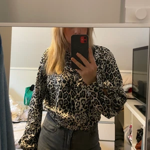 Leopard blus - Leopard blus från bikbok. Storlek L men passar mig som är s. 80kr exkl frant💖