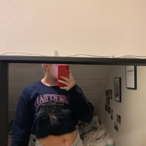 Cropped sweatshirt - Snygg croppad sweatshirt med tryck, köpt second hand men väldigt bra skick. Frakt tillkommer