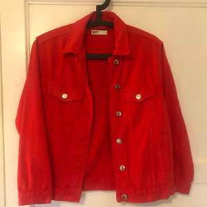 Röd jeans jacka från Gina tricot. Strl S. Använd en gång. 