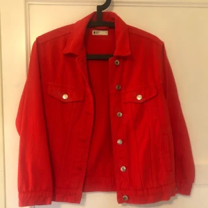 Röd jeansjacka - Röd jeans jacka från Gina tricot. Strl S. Använd en gång. 