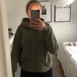 Denna hoodie!! Wow😍 Säljer denna gröna hoodie som är köpt på bikbok!💕 Orginalpris 300 kr! Storlek XS men passar lika bra storlek S
