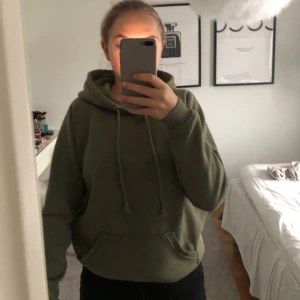 Grön hoodie! - Denna hoodie!! Wow😍 Säljer denna gröna hoodie som är köpt på bikbok!💕 Orginalpris 300 kr! Storlek XS men passar lika bra storlek S