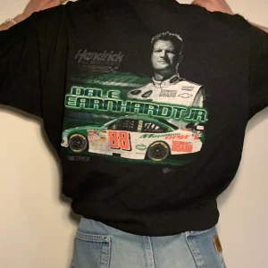 Svart oversized vintage Dele Ernhardt Jr racer graphic tee - Vintage svart oversized graphic racer tee/t-shirt med rött och grönt tryck både fram och på ryggen 🏎  88 Dale Earnhardt Jr på framsidan och samma på baksidan + Hendrick Motorsports! Neutrala men utstickande färger som gör att man kan använda den som både en statement piece eller till en casual outfit!