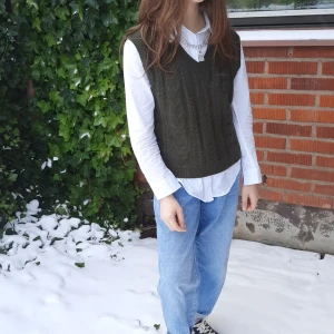 Väst - Säljer en snygg väst som kom aldrig till användning. Annars är den väldigt bekväm att ha på sig. 💐💐💕