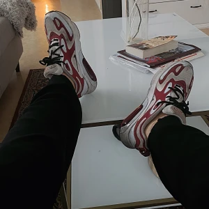 Nike skor  - Har använt x antal gånger dock inte mycket då dem va för små för mig, lite smuts på ”tyget” vilket 100% går bort i tvätten. Dem är ganska små i storleken så har du vanligtvis 38 så kan dem sitta för tajt. 