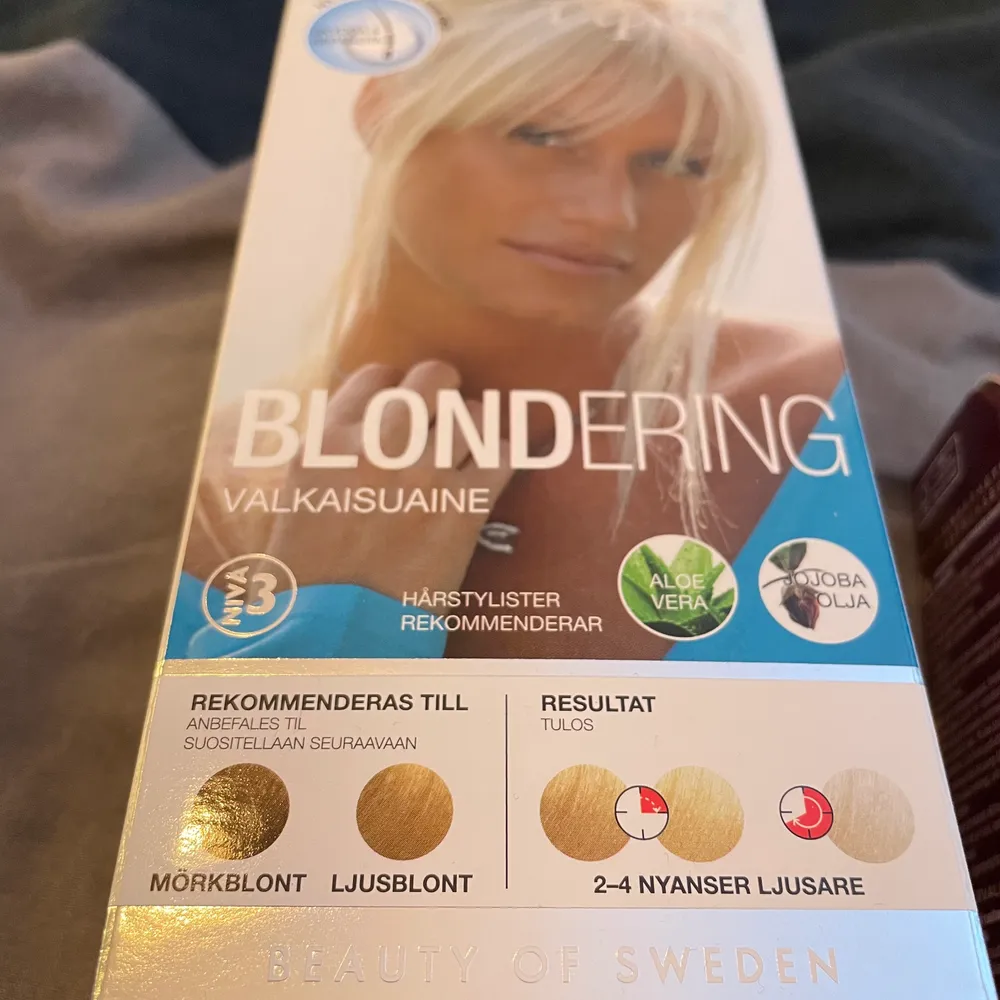 Säljer nu dessa förpackningar med ting för att underhålla blont hår då jag färgat mitt svart. Skickar med ett par handskar då originalparet från blekningen är borta. 🥳 50kr för alla tillsammans.. Övrigt.