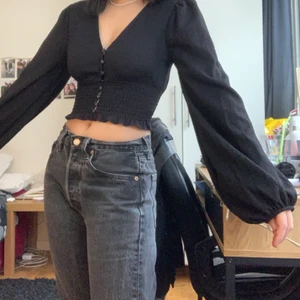 Monki topp - Super fin monki topp med ballong armar och knappar🥰 jag har xs i toppar 