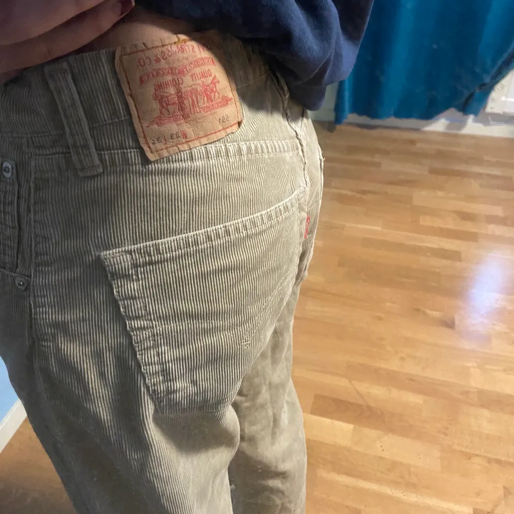 Sjukt snygga beiga Manchester jeans från Levis i w33/L34. Köpte de second hand som baggy jeans men kom tyvärr inte till så mycket användning. Superfint skick! 🌸 (frakt tillkommer). Jeans & Byxor.