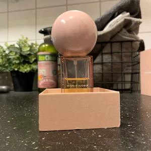 Caia parfym - Tjatja säljer min fina caia parfym. Köpt på deras egna hemsida för 600 kr🥰 den luktar jätte gott, ungefär 1/3 är användt och den är i jättebra skick💞 köparen står för frakten eller mötas upp i centrala Stockholm!!❤️❤️ 