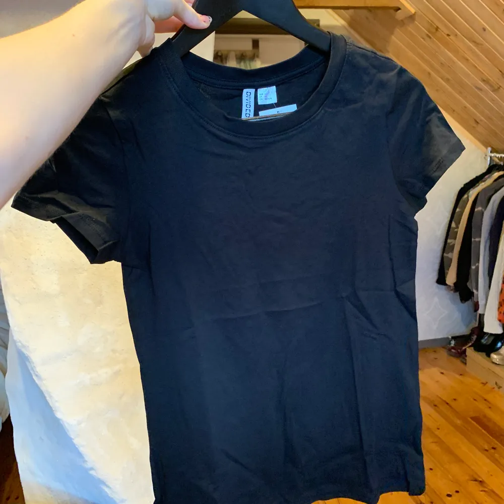 Svart basic t-shirt från hm. Aldrig använd, storleken är XS. Om man tycker basic är tråkigt, kan man alltid brodera något på den✨ :) . T-shirts.