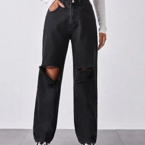 Svarta jeans med hål - OBS! Kan gå ner till 150kr vid snabb affär! Köptes från SHEIN men de var tyvärr för små för mig. Supersnygga annars! Är ca 171 och väger 70kg för referens. Köpte storlek M men de var för tighta i midjan på mig. Tror de skulle funka på en med lite mindre midja eller kanske S(men då lär de vara lite oversized). Har ca 84 i midjan och dessa var 75😅