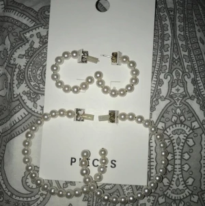 Pieces öronhängen - NYA  - Helt nya öronhängen från Pieces, nypris 129kr. Mitt pris 50kr + ev frakt.