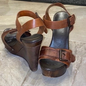 Snygga klackar  - Dessa ursnygga klackar i äkta läder som är coola och använda ändats en gång säljer eftersom det är inte min stil längre. Klacken är 11,5 cm och har är öppen tå. Köparen står för frakten. Buda i kommentarerna. Köppta för 1000 kr