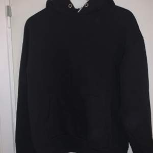 En vanlig svart hoodie från Divided (H&M). Supermysig inuti och bra storlek på luvan