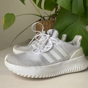Vita adidas skor - Säljer dessa supersnygga vita adidasskorna i storlek 37. Säljer då de tyvärr inte kommit till någon användning på senaste. De har använts fåtal gånger men ser i princip som nya ut. Nypriset är 800kr men jag säljer för 270kr+95kr spårbar frakt. Hör av er vid intresse eller frågor🌸