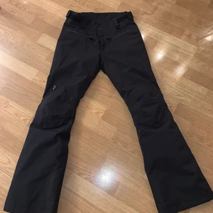 Peak performance skidbyxa  - Dam strl xs, (Nyskick!). Fin täckbyxa med en snygg tajt passform. Modell scootpants, Nypris 3500 kr. Köpare betalar frakt.