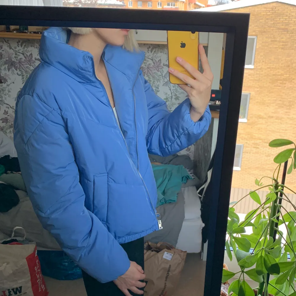 En såå härlig varm jacka från H&M. Fin blå färg på jackan, den är som ny! Jag är 177cm lång💙 . Jackor.