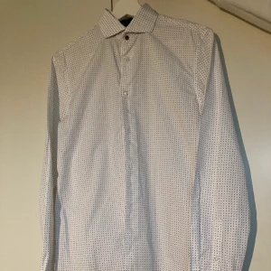 Skjorta Zara - Skjorta från zara i gott skick. Endast använd några gånger. Hör av dig vid funderingar, kan skicka fler bilder vid intresse.