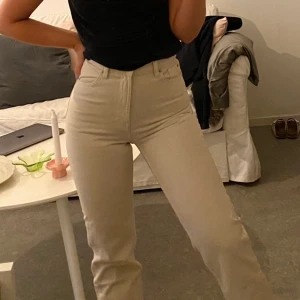 Beiga jeans - Beiga jeans från Lindex i rak modell, strl 34(XS) går till fötterna på mig som är 160cm. Använda en gång, nypris 400kr💓💓
