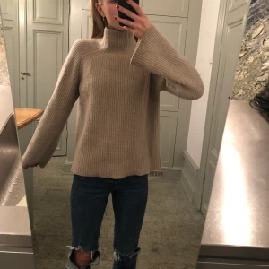 Beige Cashmere Tröja - Min fina 100% cashmere tröja är till salu! Otroligt mjuk och mysig och i bra kvalite! Den är i otroligt bra skick och från märket softgoat. Storlek S. Priset kan diskuteras!