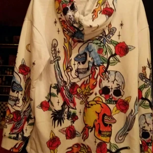 HUVTRÖJA   ( M ) - EN HELT NY JUMPER VÄLDIGT FRÄCK. .DEN ÄR ENDAST  TVÄTTAD VA TYVÄRR FÖR STOR TILL MIG..  ..FÄRG=VIT..STORLEK M....FRAKT SPÅRBART PAKET 63KR