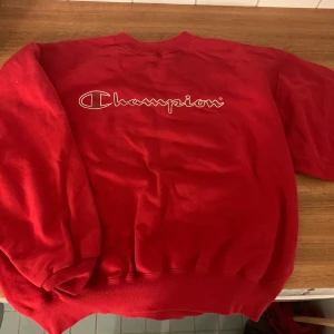 Röd Champion sweatshirt  - Säljer min superfina röda Champion sweatshirt då den inte riktigt är min stil längre, inga skador💓 sätter nu ett fast pris istället då jag inte orkar ha budgivningen🤩