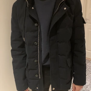 Mörkblå vinterjacka - Grand Frank - Säljer den här vackra marinblåa jackan från märket Grand Frank. Passar till de allra flesta outfits. Mycket sällan använd(max 3ggr) o därmed i ett mycket bra skick. Ordinarie pris: 1800kr. Säljer för 800kr + 63kr (frakt)