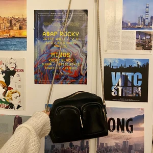 Väska  - Säljer min fina svarta väska med guldband. Den är köpt för några år sedan men använd 2-3 gånger. Plasten på märket är kvar.