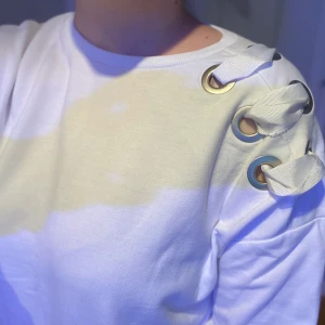 Therese Lindgren Sweatshirt från NAKD  - Vit sweatshirt från NA-KDs samarbete med Therese Lindgren. Fin detalj på axeln och skönt material. Använd ett fåtal gånger. Köparen står för frakten! 🤩