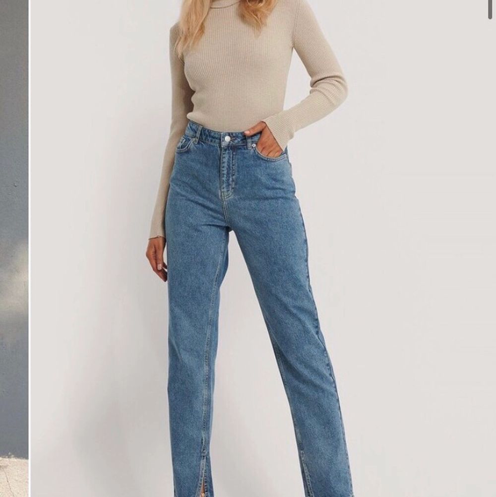 Säljer dessa raka jeans med slit längst ner i storlek 34. Köpta på NAKD. Skriv för bilder / bilder på💞. Jeans & Byxor.