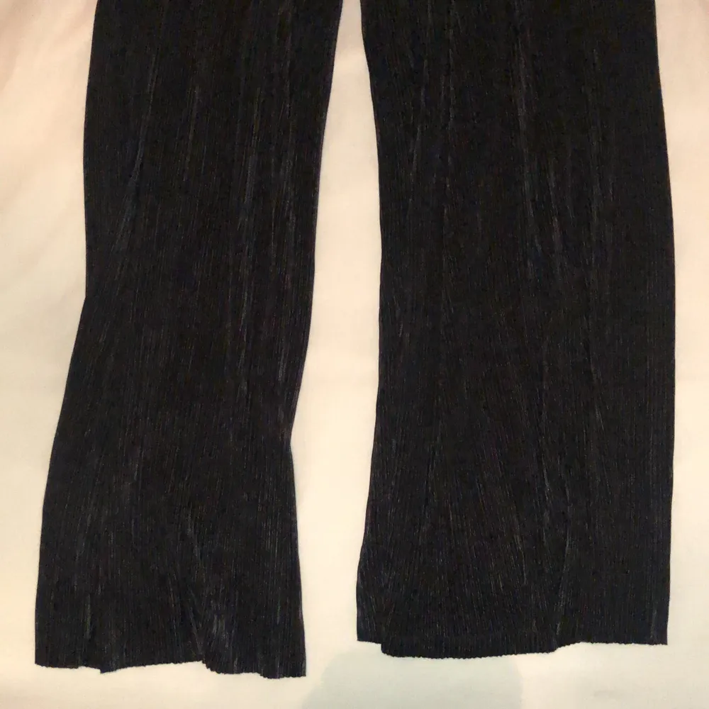 Svarta plisserade byxor från Gina tricot. Storlek 34 men är ganska töjbar/strecig så hade passat upp till storlek 40. . Jeans & Byxor.