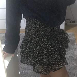 Superfin mini kjol från bikbok, aldrig använt. Köpt för längesen. Bud ligger på 150kr + frakt 