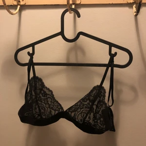 Svart spets bh/bralette  - supersöt svart bh/bralette med spets som tyvärr är för liten för mig ... passar någon i storlek A och mindre B 😘 använd ett fåtal gånger 🥰