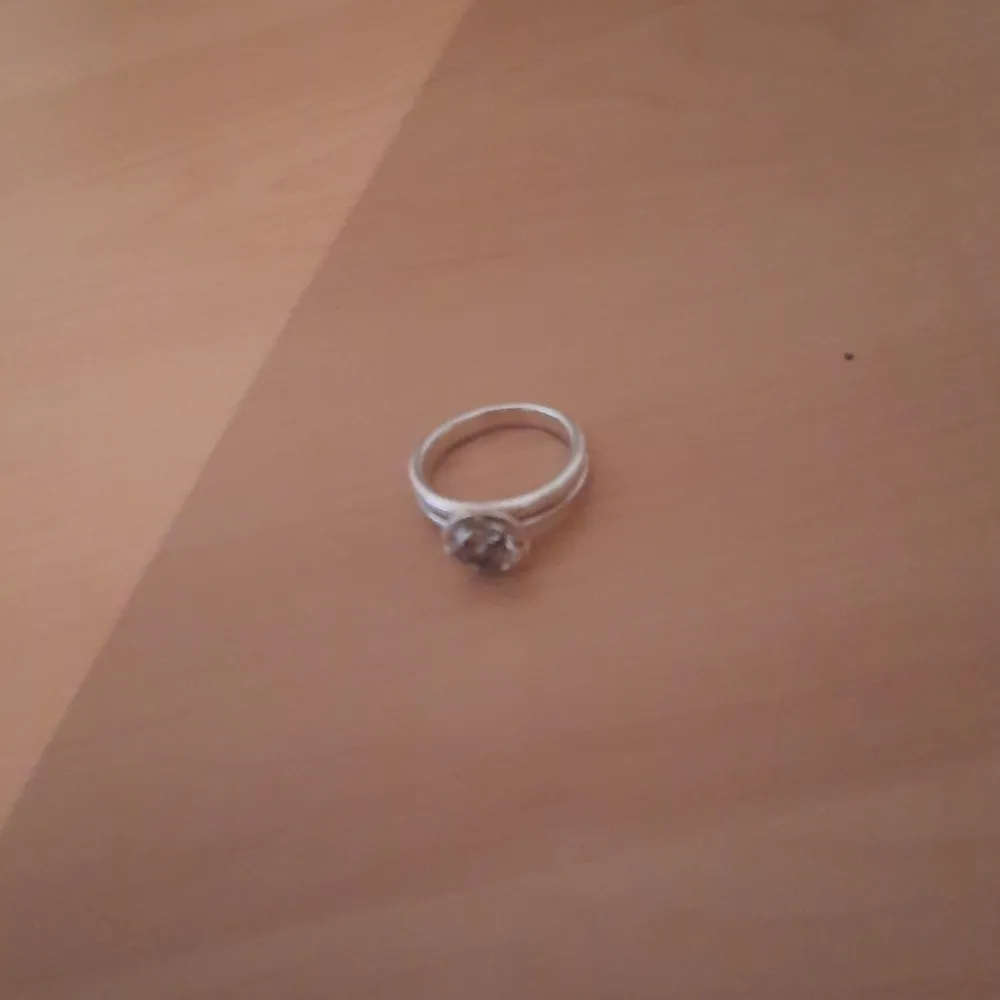 En ring i silver som passar folk med relativt stora fingrar. Accessoarer.