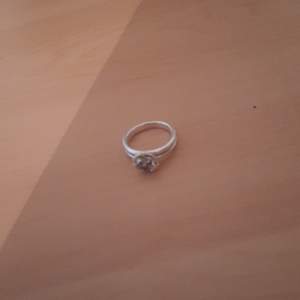 En ring i silver som passar folk med relativt stora fingrar