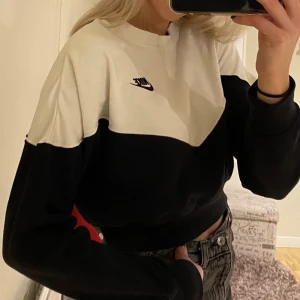 Nike tröja  - Svart och vit tröja från Nike.
