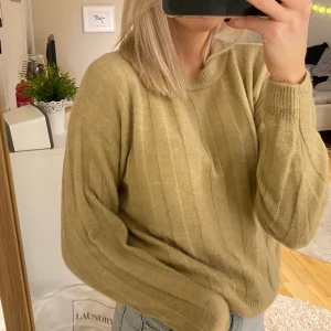 beige tröja - Beige tröja från monki, knappt använd.