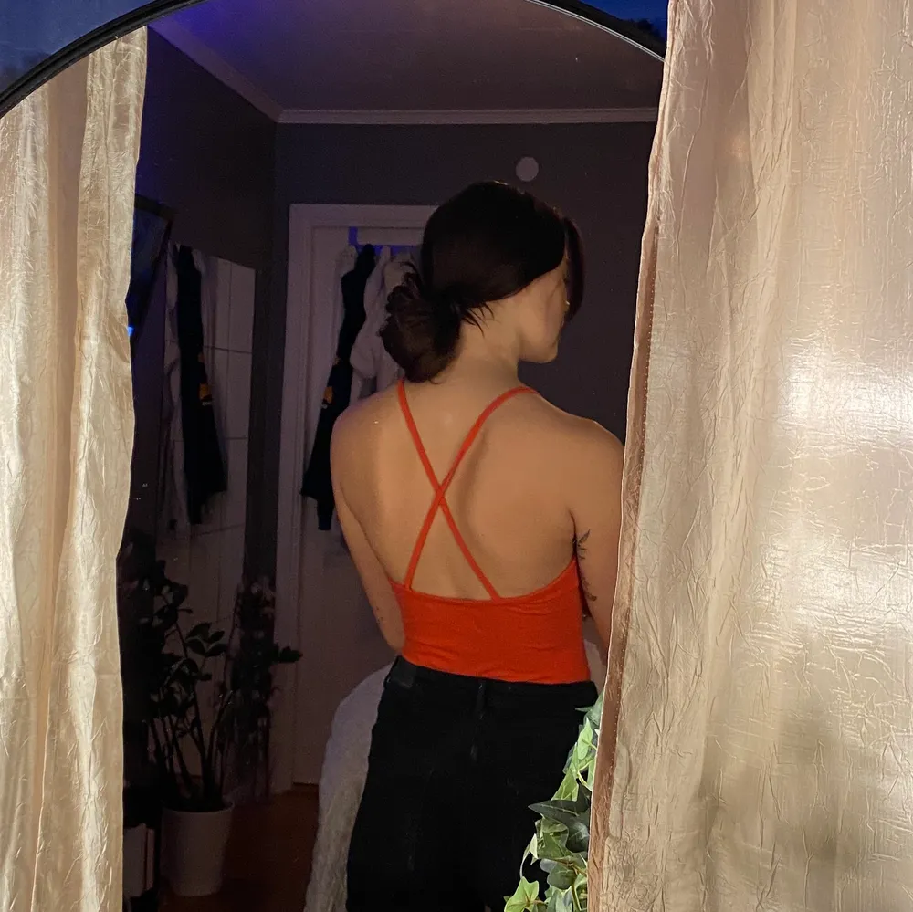 En orangeröd body, ett fint o simpelt linne med korsad rygg. Aldrig använt utan är ärvt av min syster!  15kr +frakt . Toppar.