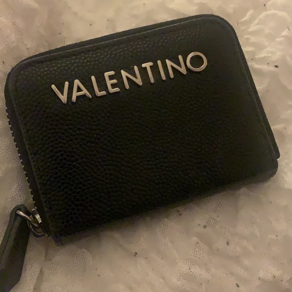 En liten plånbok från valentino som är ca 1,5 år gammalt och väldigt lite använt! Köptes på frankfurts flygplats så är 99% säker att den är äkta💞 110kr plus frakt 63 (eller  annan valfri). Väskor.