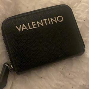 En liten plånbok från valentino som är ca 1,5 år gammalt och väldigt lite använt! Köptes på frankfurts flygplats så är 99% säker att den är äkta💞 110kr plus frakt 63 (eller  annan valfri)