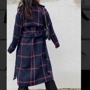 Rutig kappa - Säljer min rutiga kappa från BikBok. Storlek xs✨✨ använd fåtal gånger! Som ny❤️❤️❤️ frakt tillkommer på 50kr💙