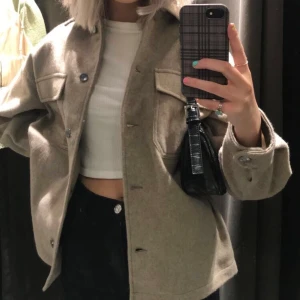 Jacka från Zara - Jag säljer nu min kära jacka då den inte kommer till någon större användning längre. Jackan har en beige färg och är lite oversized i passformen. Jackan är i bra skick och Strl M.❤️                         Köpare står för frakt ❤️