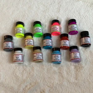 Angelus färg  - Säljer mina Angelus leather paint i olika färger som är perfekta för att skapa din egna design på skor. Färgen tål vatten och ger ett jämt resultat. Säljer för att de inte kommer till användning. 29.5 ml. Köpt för 60:-/styck men säljer för 40:-/styck. Vid köp av 5, en gratis. Vid köp av 10, 2 gratis.  Endast tahitian pink, Pale yellow, grey och paradise purple kvar, 